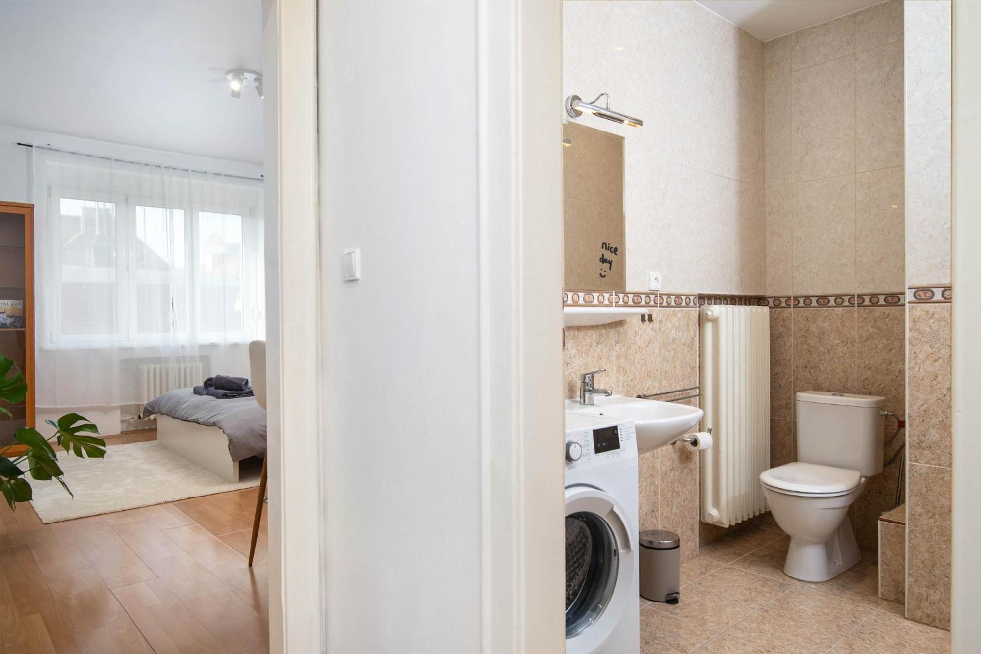 Best Location Apartment Air-Conditioned Братислава Екстер'єр фото